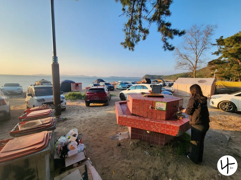 개수대에서-설거지를-하는-여자