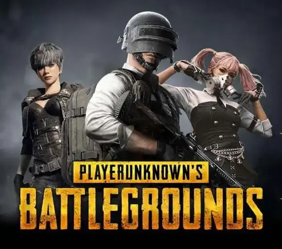 배틀그라운드 캐릭터 3명이 전투 복장을 입고 포즈를 취하고 있는 이미지. 가운데 캐릭터는 헬멧을 쓰고 총을 들고 있으며, 양옆에는 개성 있는 복장의 남녀 캐릭터가 함께 서 있다. 하단에는 'PLAYERUNKNOWN'S BATTLEGROUNDS' 로고가 크게 표시되어 있다.