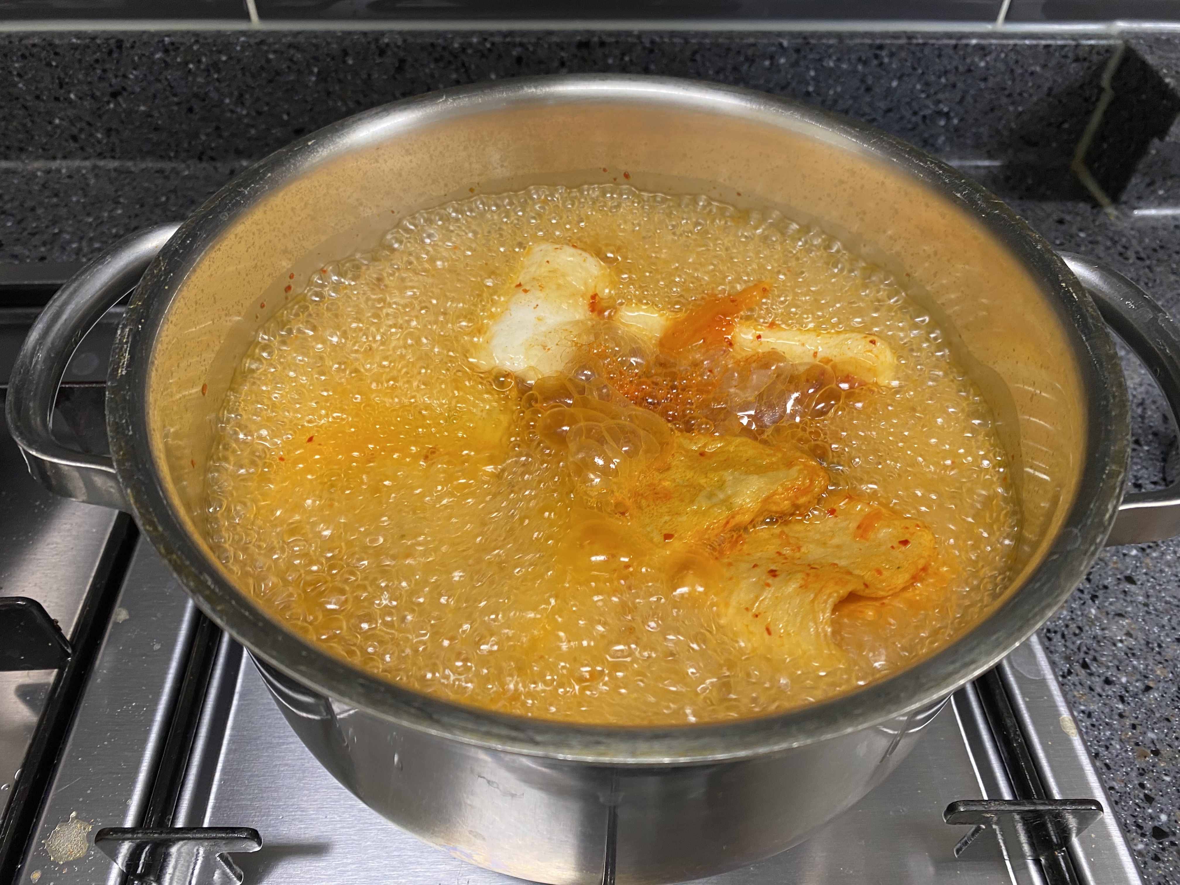 고래사어묵으로만든 김치우동전골 강불에 끓이기