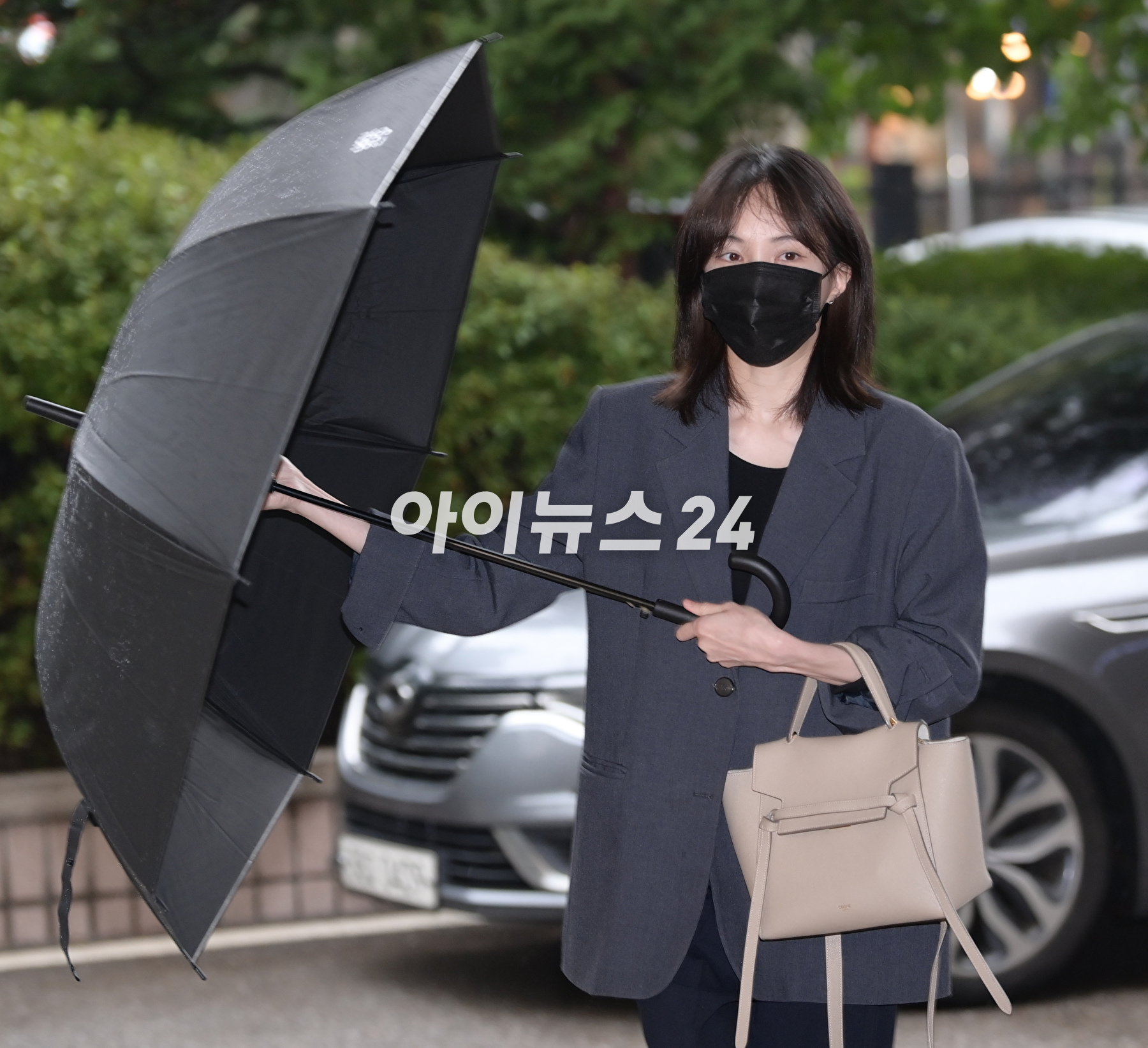 방송인 서민재가 19일 서울서부지방법원에서 열린 마약류 관리에 관한 법률 위반 혐의 첫 공판기일에 출석하고 있다. [사진=정소희 기자]