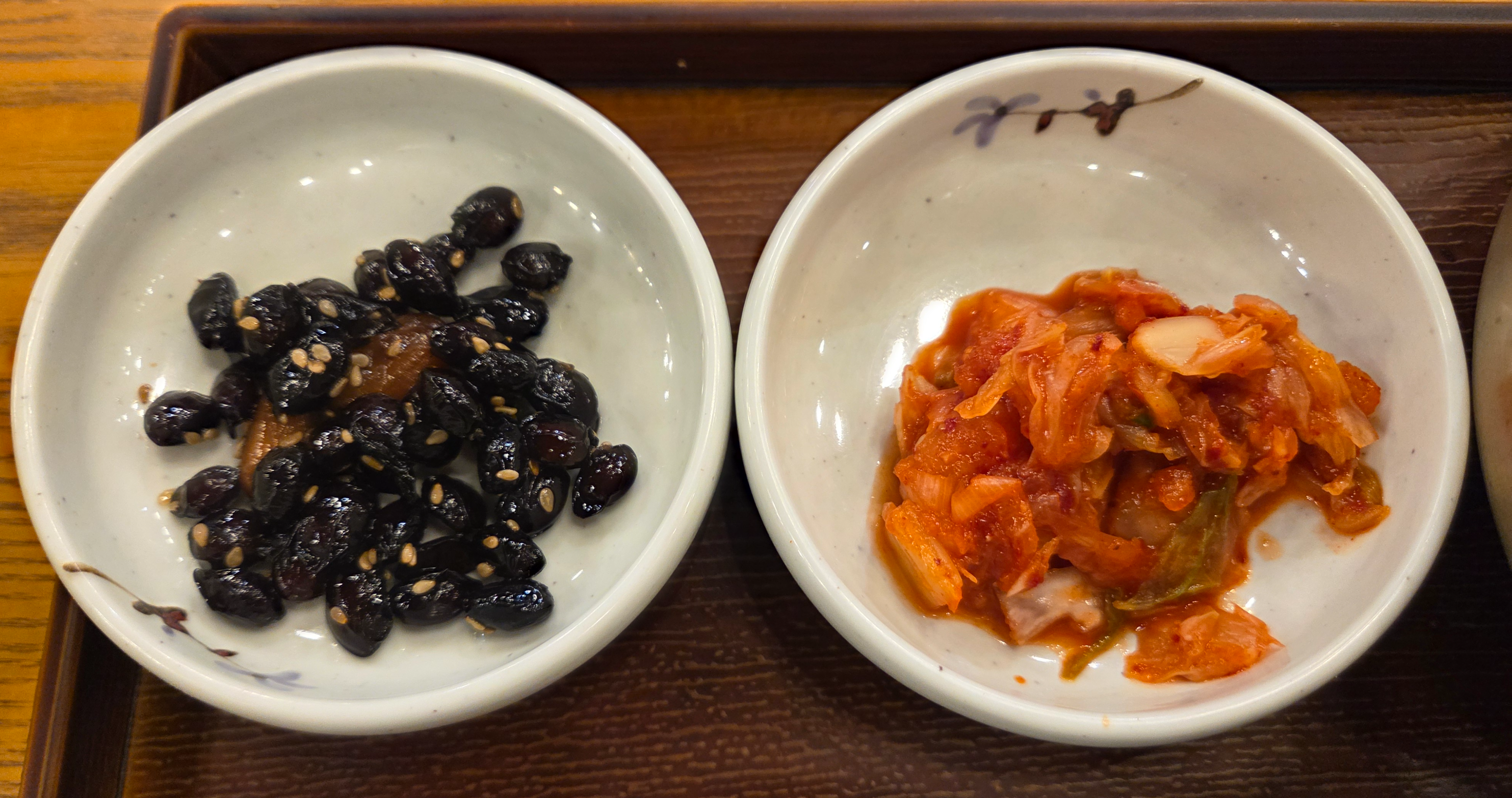 밥상에 곁들여진 고소한 콩자반과 깔끔한 김치 반찬