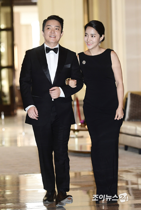 이범수 이윤진이 복합리조트 파라다이스시티 개장 기념 포토행사에서 사진촬영을 하고 있다. 두 사람은 현재 이혼 소송 중이다.