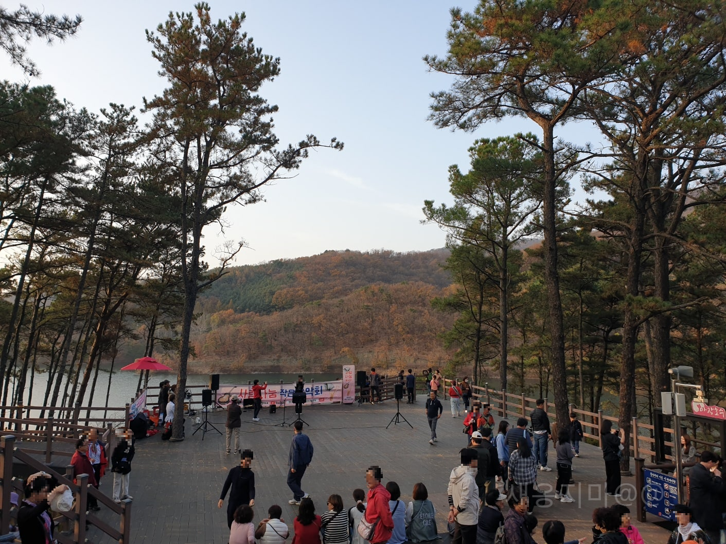 출렁다리-앞-공연장