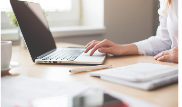 검은색 CMD 창에 dir 명령어를 입력하는 화면