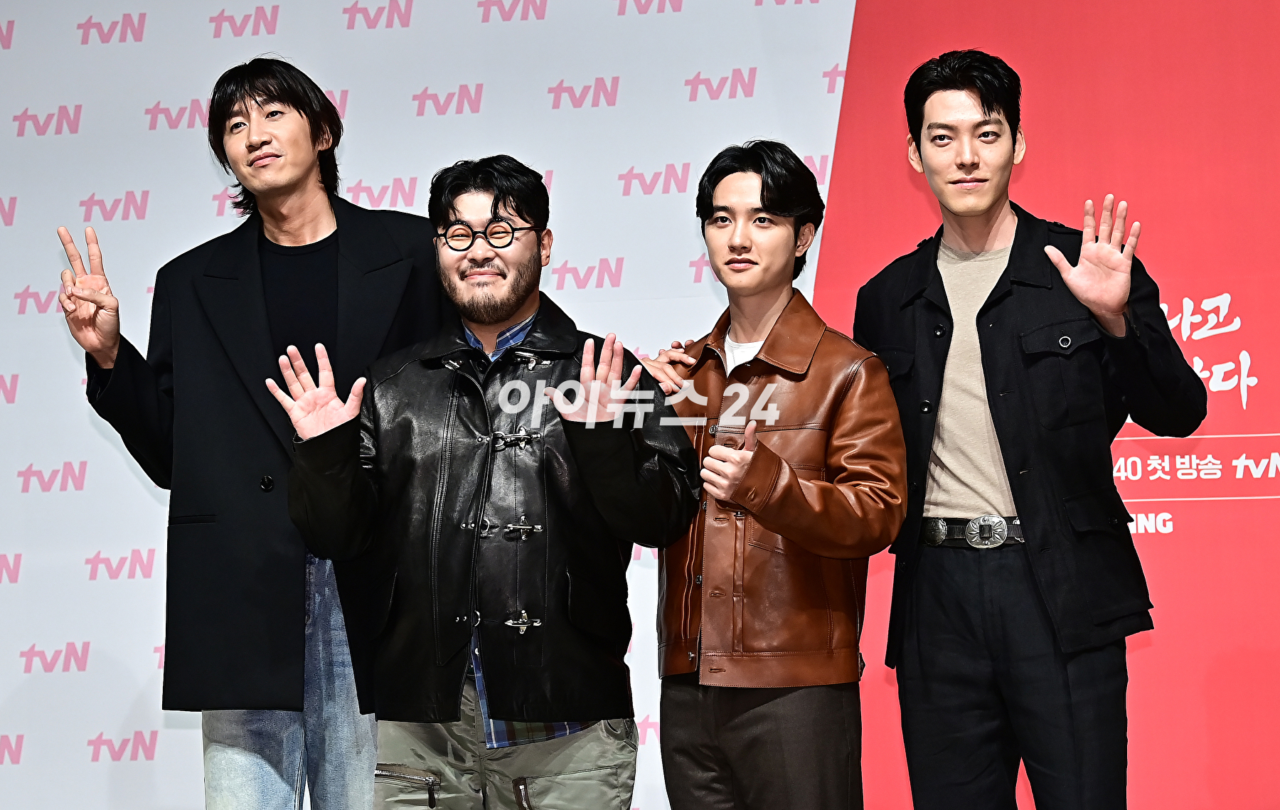 배우 이광수, 김기방, 도경수, 김우빈이 11일 오후 서울 강남구 엘리에나 호텔에서 열린 tvN '콩 심은 데 콩 나고 팥 심은 데 팥 난다' 제작발표회에서 포토타임을 갖고 있다. [사진=곽영래 기자]