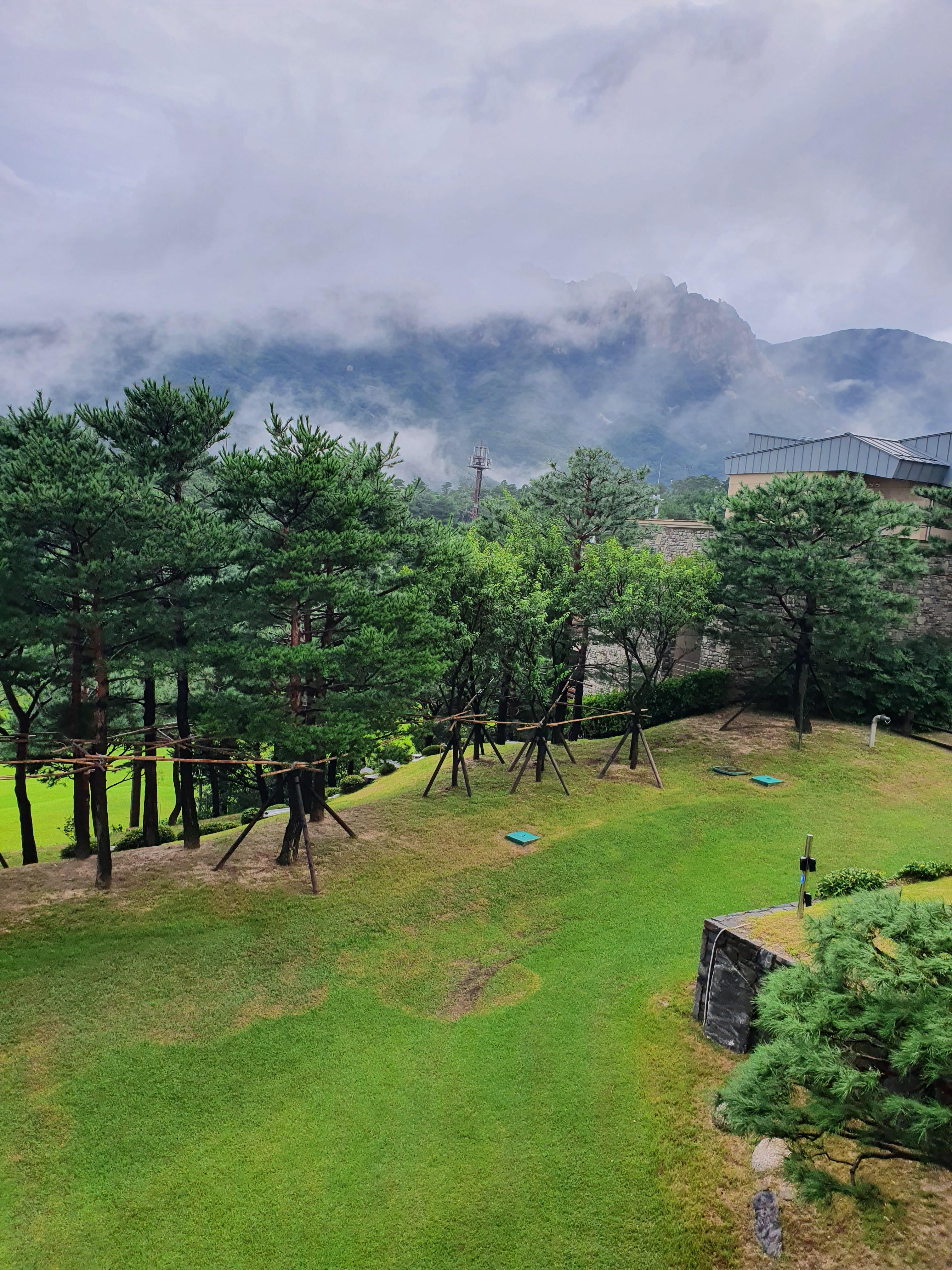 울산바위가 구름이 가려져 있음.