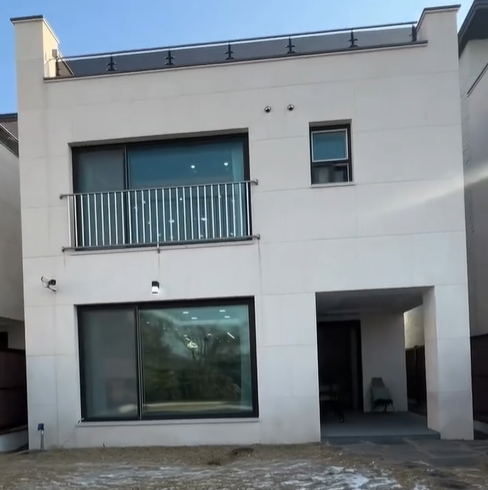 경기도 광주시 신현동에 있는 단독주택으로써 학생이나, 성인 자녀를 둔 부모님을 모시고 살기에 좋은집