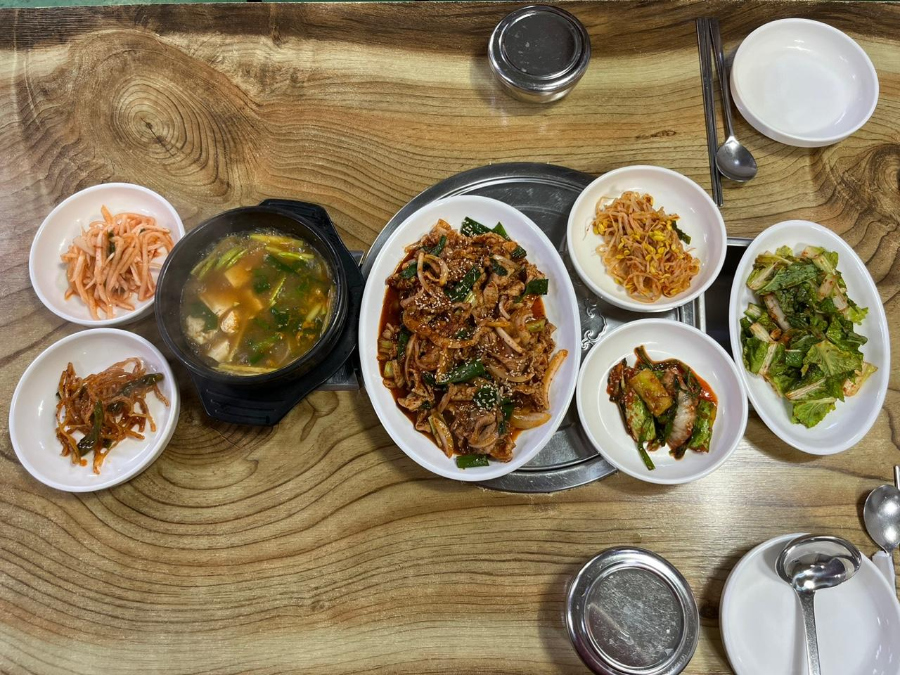 큰나무식당 제육볶음과 된장찌개 그리고 밑반찬