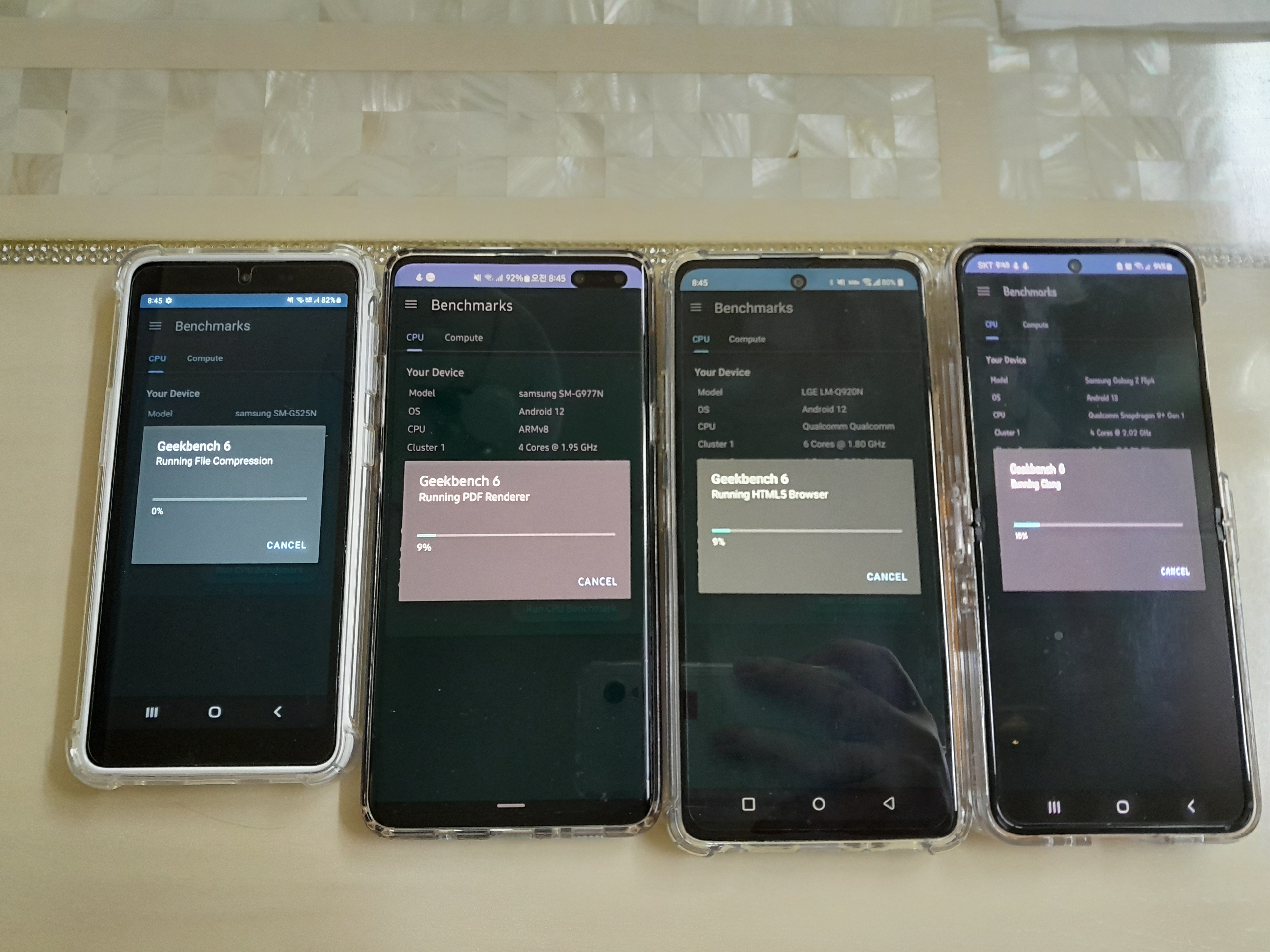 왼쪽부터 엑스커버5, S10 5G, Q92, Z플립4