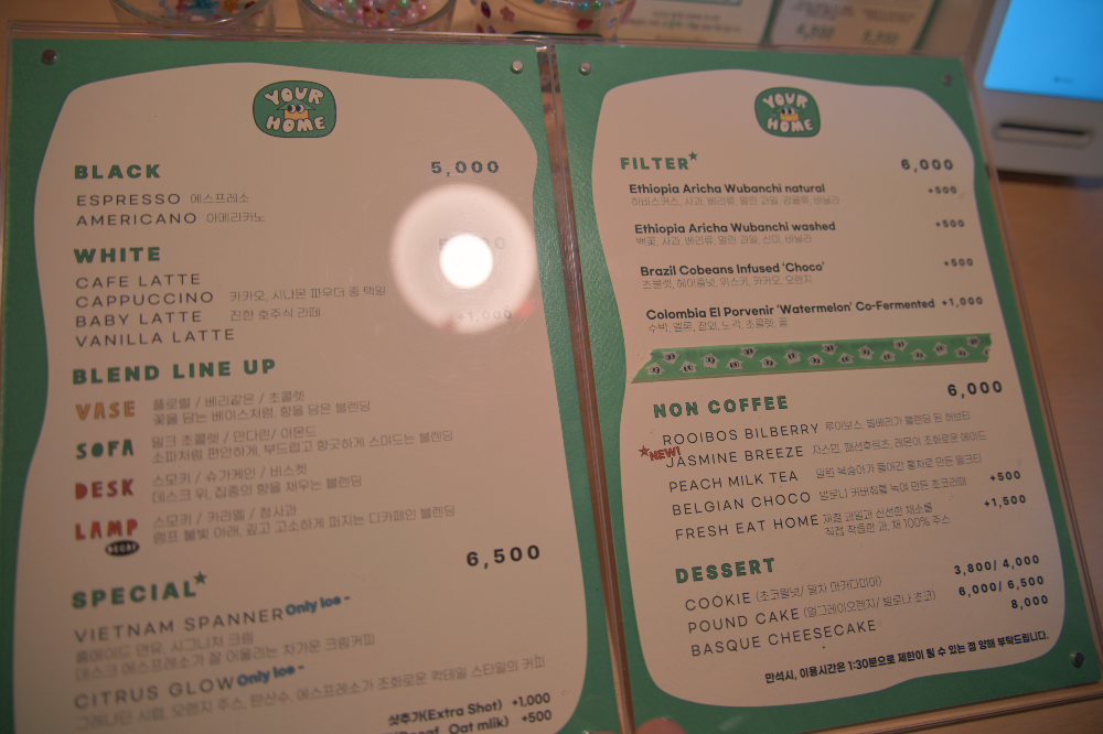 블랙, 화이트, 스페셜, 필터, 논커피, 디저트로 구분된 메뉴판