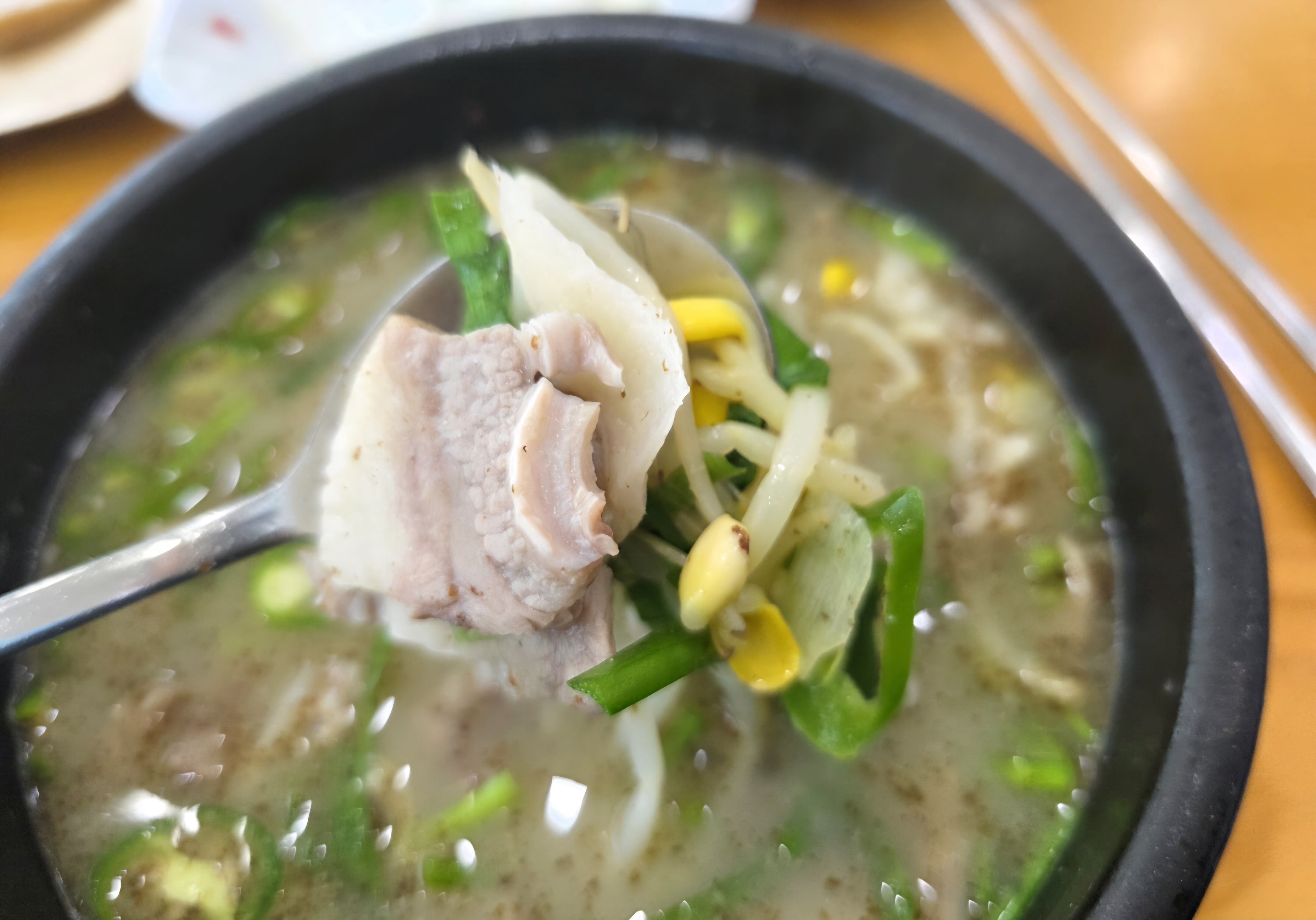 순댓국 돼지고기 콩나물 부추를 함께 떠먹는 모습