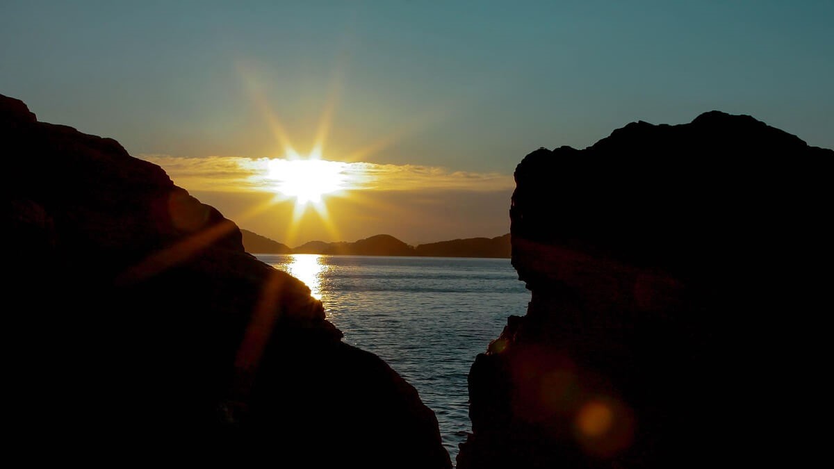 해가 떠오르는 바다의 아침 풍경