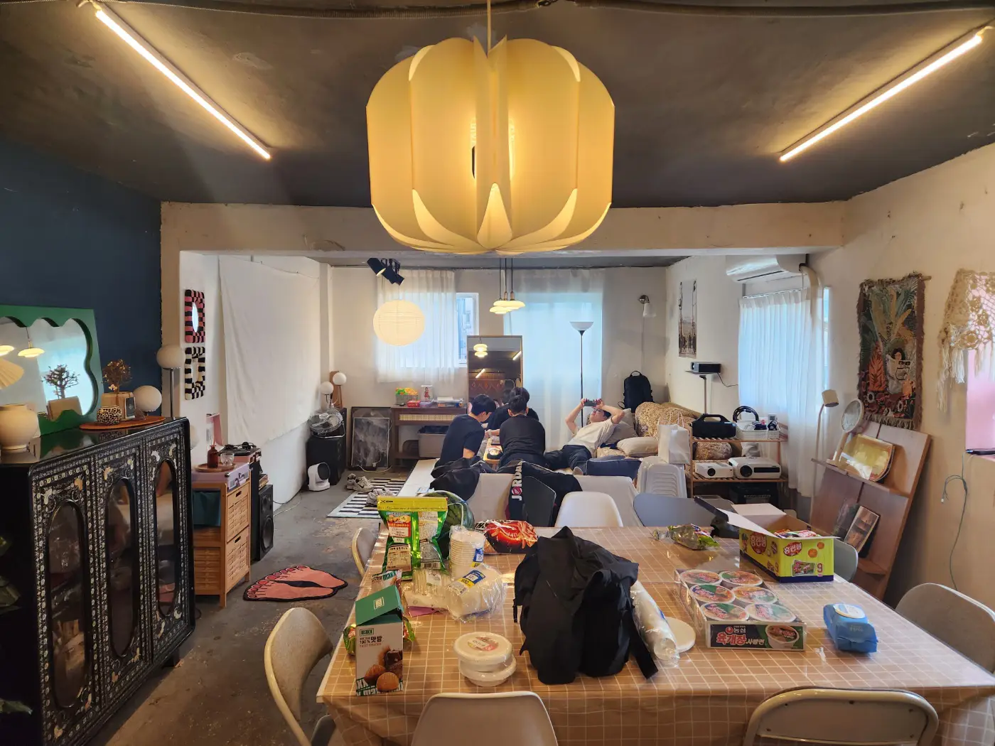 보드게임-갖고-놀고있는-남자들