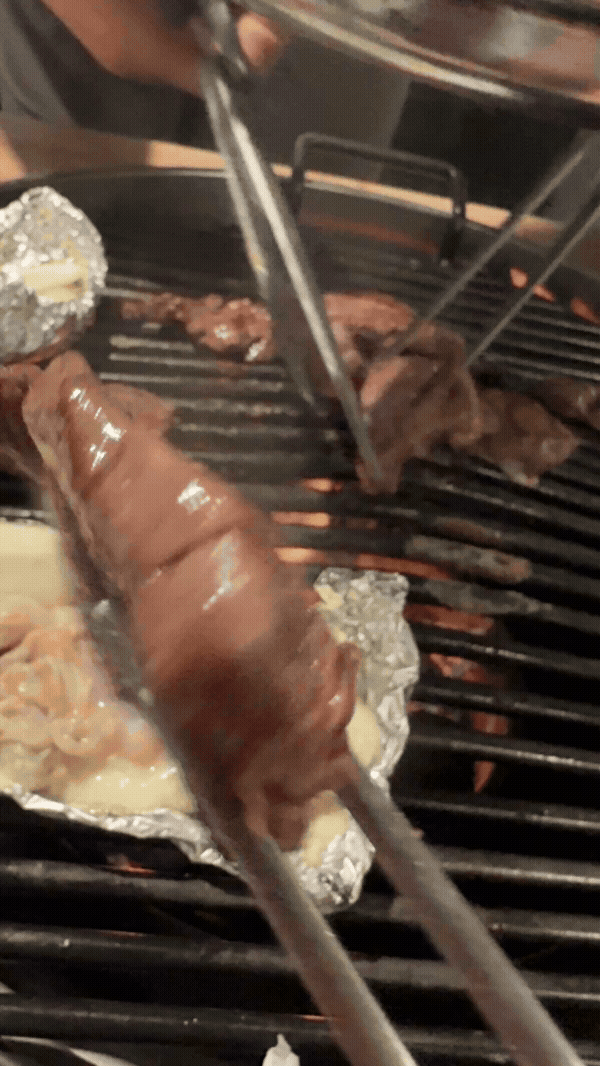 강화도 펜션 바베큐 소고기와 조개를 함께 굽는 장면, 숯불 그릴 위 해산물과 고기