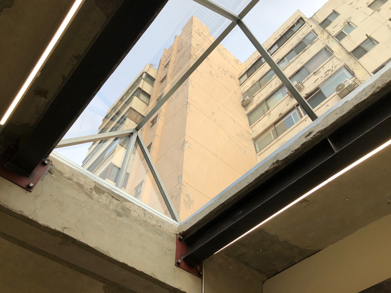 가나아트-보광-2층-천장-창문