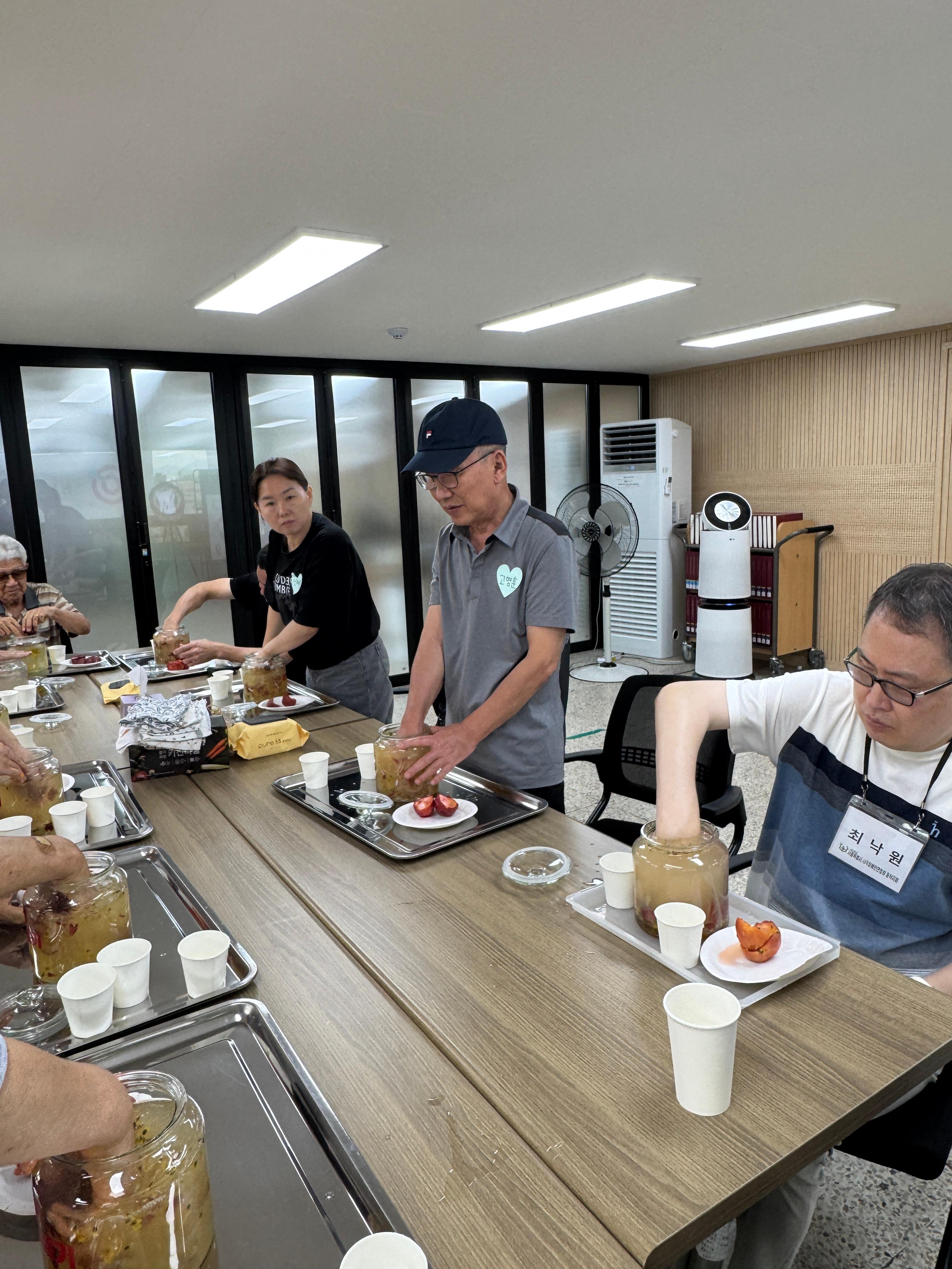 꿀술을 만들고 계시는 모습