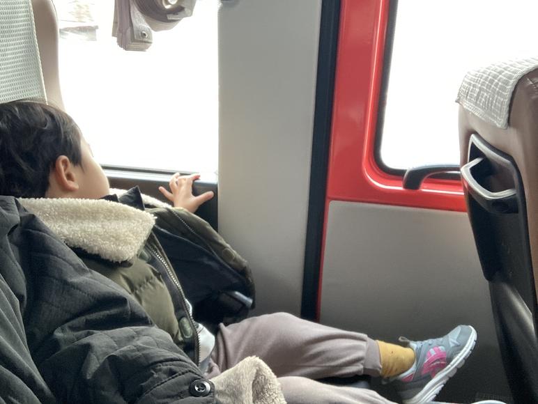 버스에서 창밖 구경2