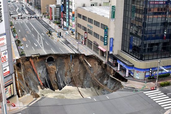 인위적으로 발생하는 싱크홀 - 지하구조물 공사로 인한 공동(구멍)으로 발생 (일본 지하철 싱크홀)