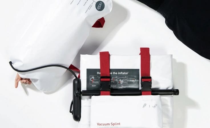 환자를 떨어지지 않게 감싸는 환자용 안전 들것 Inflatable stretcher securely wraps patients in comfort and protects them from falling