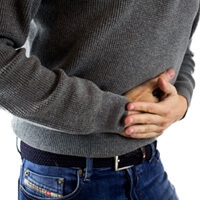 변비로-배가-아픈-사람-사진