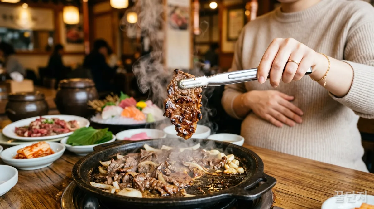 임산부가 고기를 완전히 익혀 먹는 모습과 흐릿한 날고기 배경