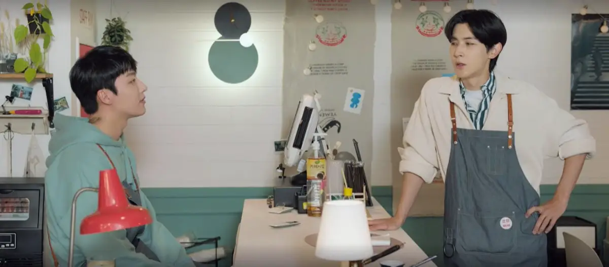 서로마주보는-서브커플-도우는-못마땅한-표정