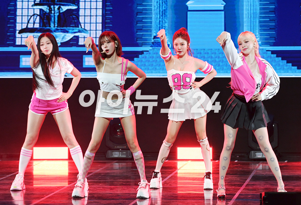 걸그룹 에스파가 8일 오후 서울 강남구 삼성동 인터컨티넨텔 서울 코엑스 오디토리움에서 열린 에스파(aespa) 세번째 미니앨범 &#39;MY WORLD&#39; 컴백 기자간담회에 참석해 타이틀곡 &#39;스파이시&#39;(Spicy) 무대를 선보이고 있다. [사진=정소희 기자]