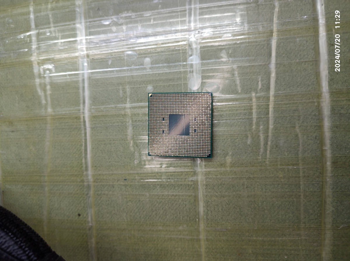 CPU 외관 상태를 확인하고 있습니다.