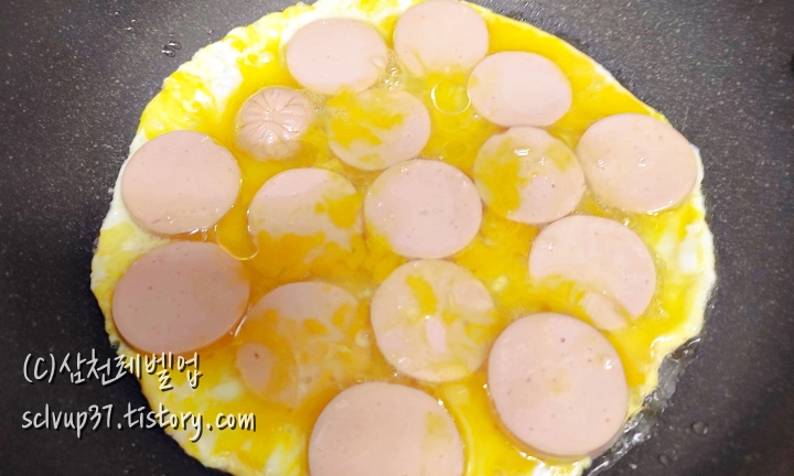 계란에 부치는 참피온 소세지