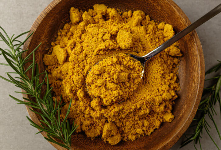 그릇에-담겨진-강황-가루