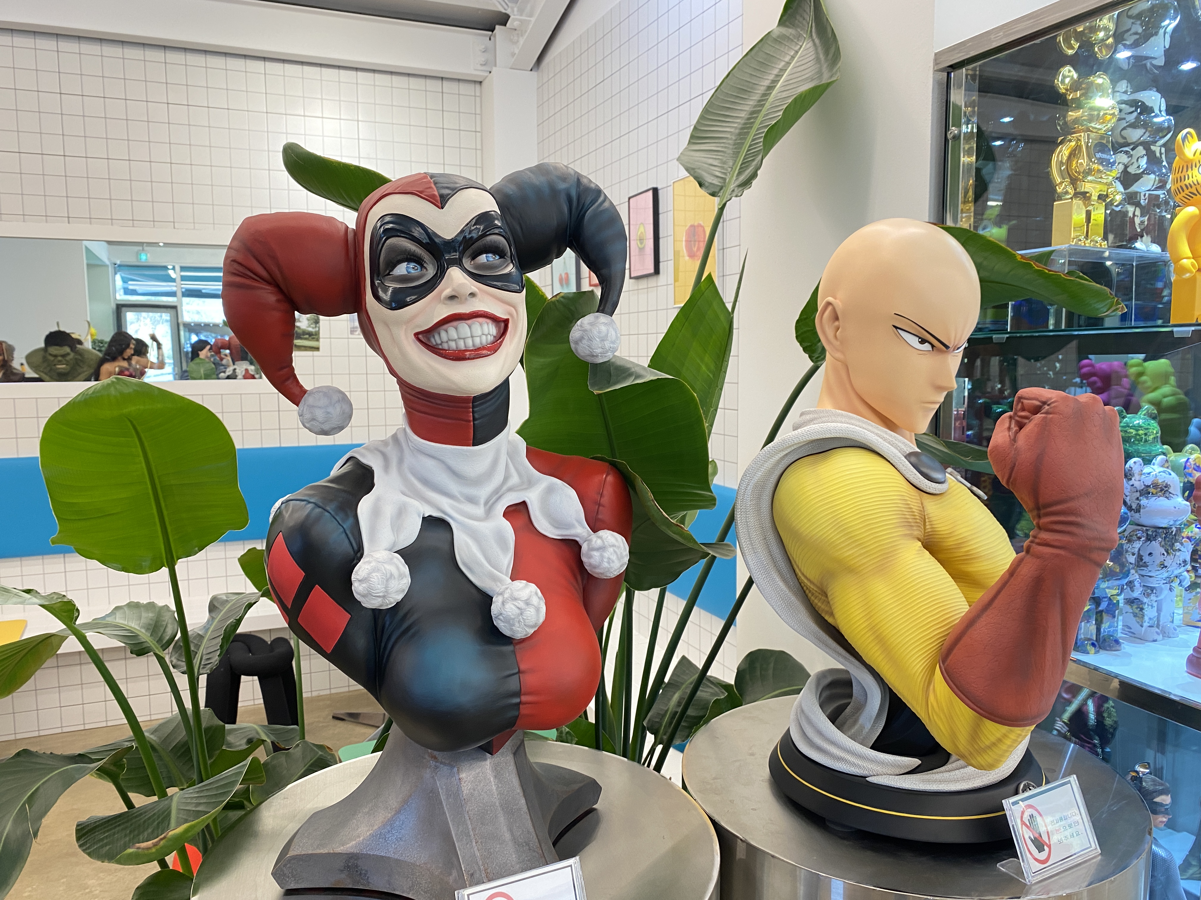 카페 2층 할리퀸과 원펀맨