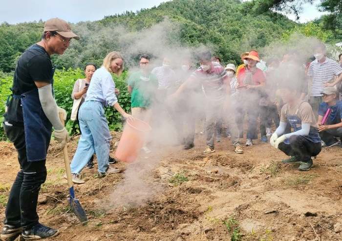 이만기 동네한바퀴 시즌2 무주 덕유산 삼굿구이 맛집 돼지고기와 감자 달걀 솥 돌찜 체험 문의 소개