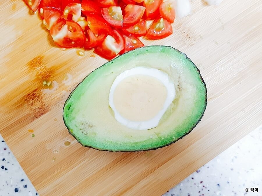 달걀-품은-아보카도-샐러드-다이어트-레시피