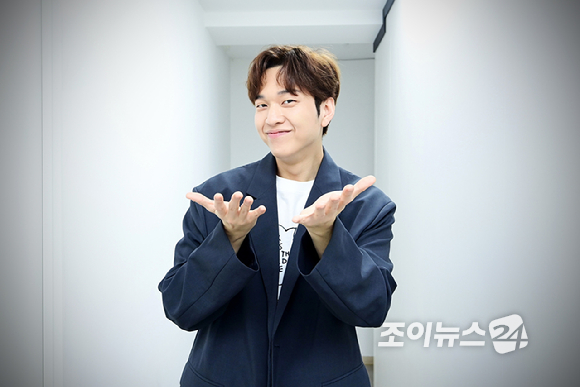 다양한 연예 현장의 대세 MC로 떠오른 개그맨 유재필이 서울 중구 중림동 조이뉴스24에서 진행된 인터뷰에 앞서 포즈를 취하고 있다. [사진=정소희 기자]