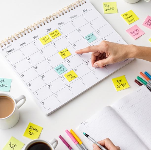 책상 위의 달력을 보며 확인하는 모습