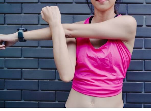 팔뚝살을 없애는 운동을 하는 여자 사진입니다.