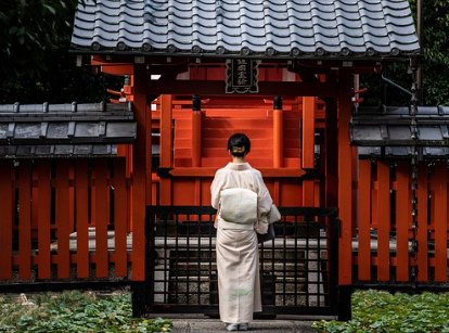 일본 입국신고서 작성법과 관련하여 입국수속 후 유카타를 입고 일본 여행 중인 사람