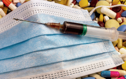 마스크 위에 놓인 주사기