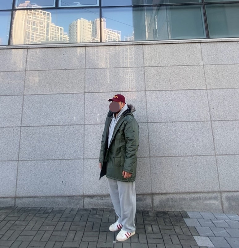 데일리룩('25.12.26.)로스코 N-3B 패딩 스노클 파카, 윅 NEWYORK USA 워싱 빈티지볼캡, 토피 후드티 집업, 토피 벌룬 와이드팬츠, 아디다스 슈퍼스타 82 레드