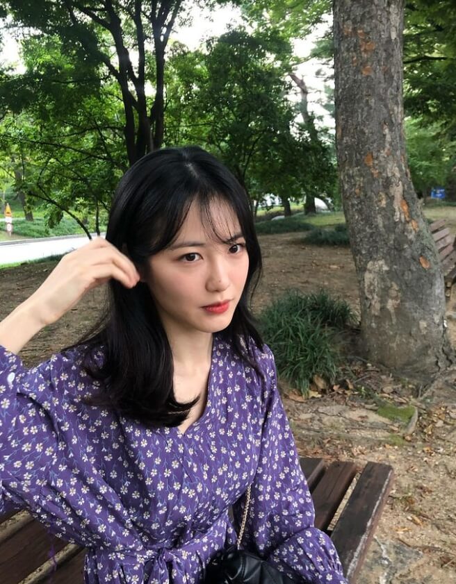 야외의자에앉아있는-긴머리여성의모습
