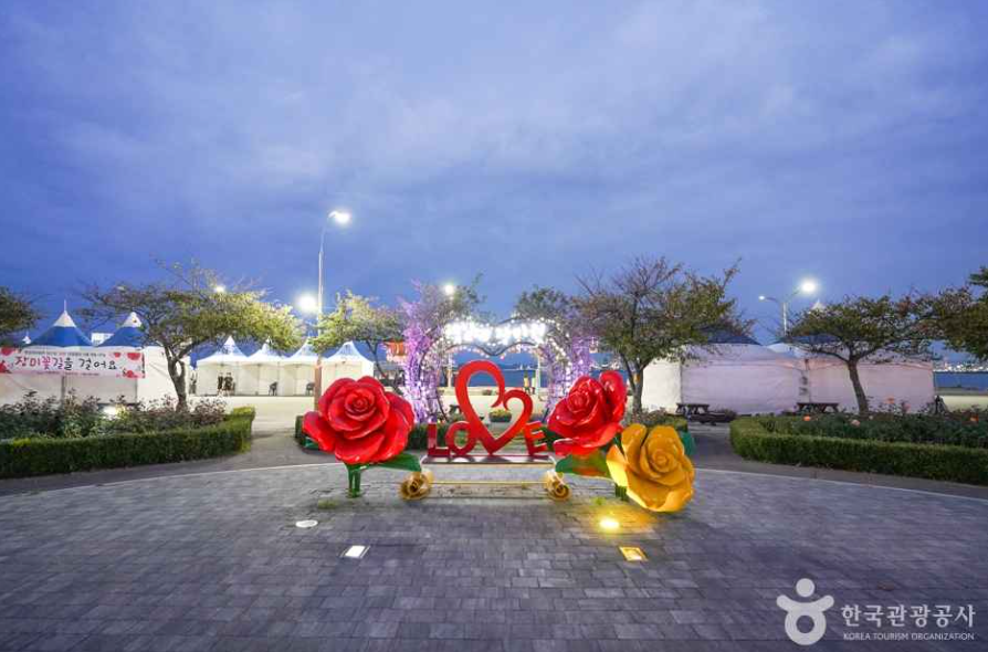 포항 영일대 장미원 장미조형물 야경 사진