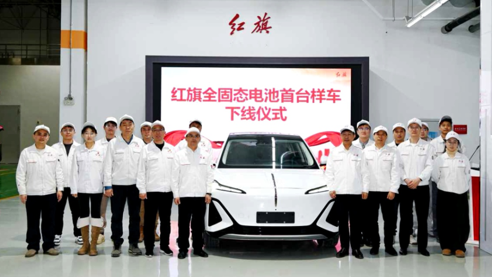 홍치(Hongqi)의 첫 번째 전고체 배터리 탑재 프로토타입 차량인 'Tiangong 06'이 생산 라인을 빠져나오는 모습과 380Wh/kg 배터리 셀 구조도 (중국 전고체 배터리 기술 혁신)