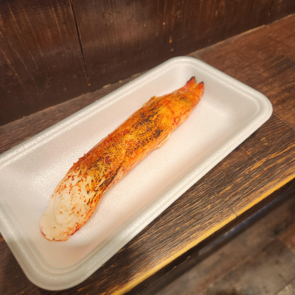 스탠드 테이블 위에 게살 구이가 올려져 있다.