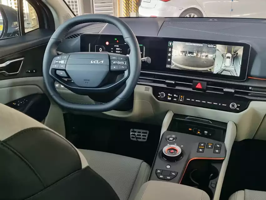 더 뉴 스포티지 하이브리드 운전석 주변은 이렇습니다.