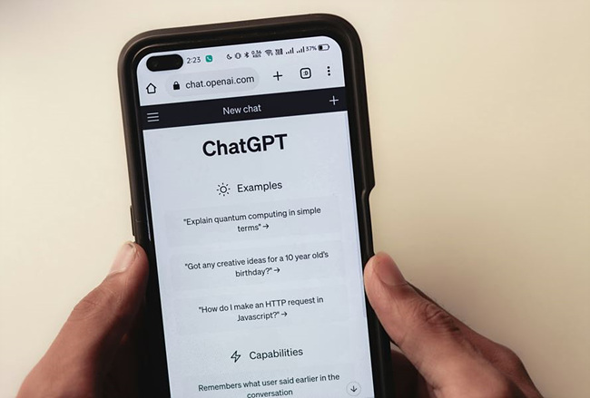 출처: unsplash 제공/핸드폰으로 쳇지피티 하는 사진
