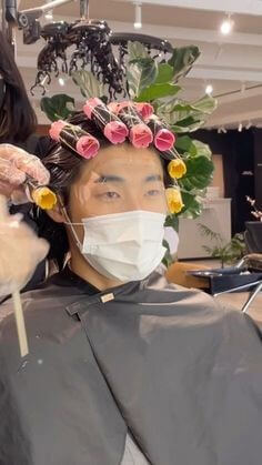 미용실에서-회색-가운을-두른채-굵은-펌을-사용하여-퍼머를-하고있는-남성