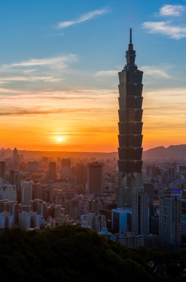 석양속에 보이는 타이페이 101 타워와 시내 전경