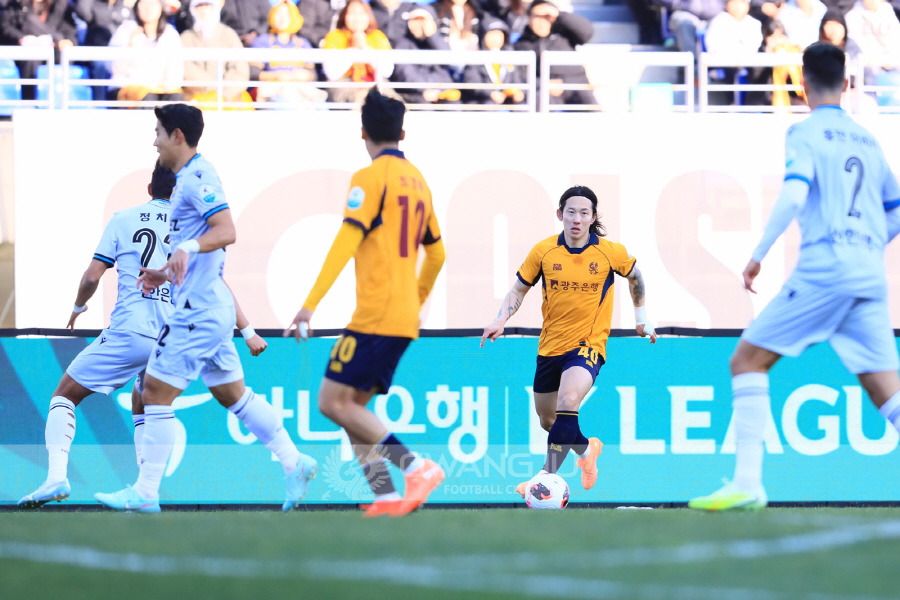 신창무 선수가 드리블을 하고 있다.