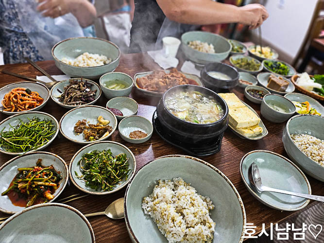 제육볶음과 나물로 구성된 보리밥 정식