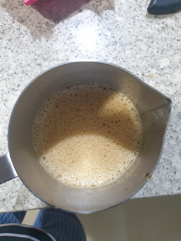 스티밍이 끝난 스팀피처. 거품이 올려져 있다.